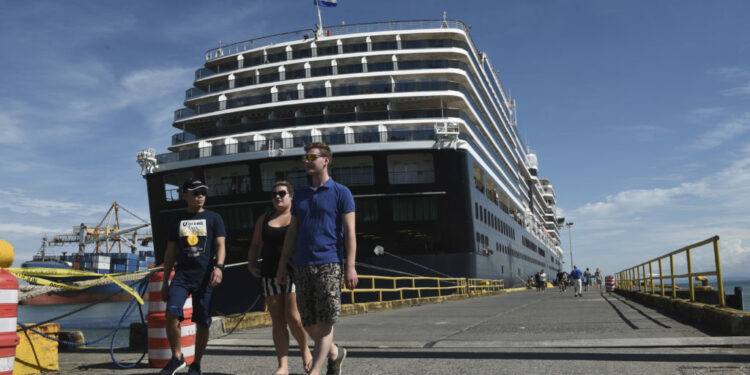 Presidenta de Japdeva descarta de momento cambiar el protocolo para recibir cruceros • Semanario Universidad
