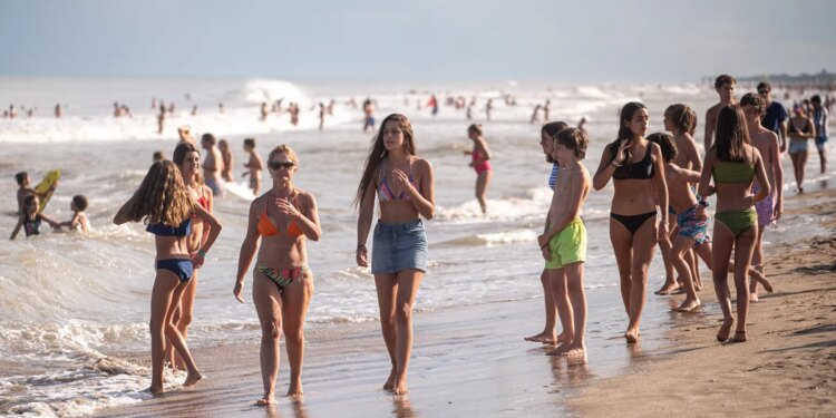 Promociones, mini estadías y préstamos personales: los estrategias de los argentinos para poder viajar en el verano