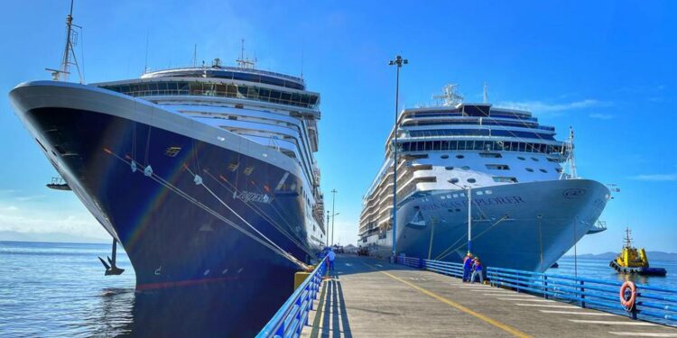 Puntarenas recibe dos cruceros de manera simultánea
