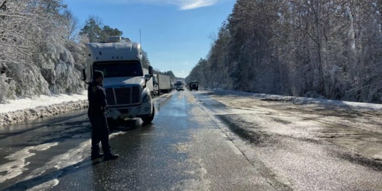 Reabierta la I-95 pero se deben evitar los viajes. La nieve continuará