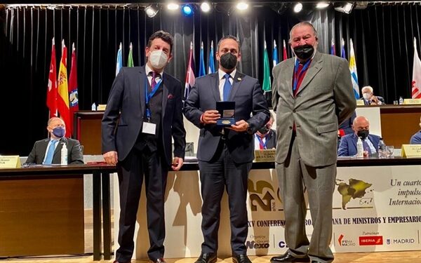 Recibe Carlos Mercado, director ejecutivo de la Compañía de Turismo de Puerto Rico, Medalla al Mérito de la Conferencia Iberoamericana de Ministros y Empresarios de Turismo
