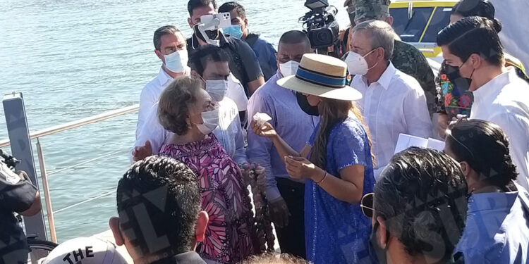 Recibe la gobernadora el primer crucero en Zihuatanejo luego de la pandemia