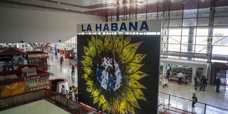 Trabajadores revisan el montaje de la obra artística titulada