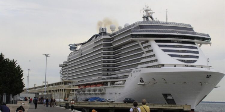 Registrados 52 positivos a bordo de un crucero italiano con 4.200 personas a bordo atracado en Lisboa
