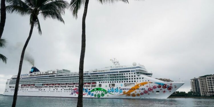 Regresa crucero a Miami tras 2 d&iacute;as en mar por casos de Covid-19