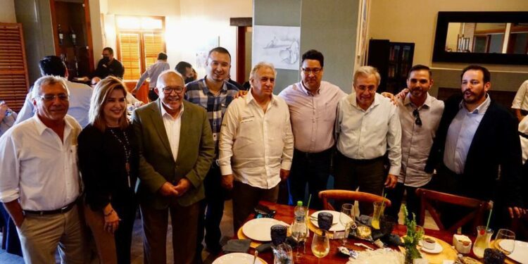 Rocha Moya se reúne con empresarios de Mazatlán para aumentar el turismo del puerto