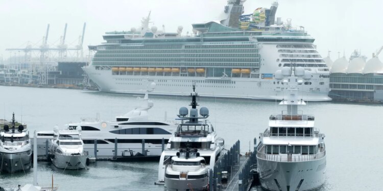 Royal Caribbean cancela cuatro cruceros debido al repunte de la pandemia