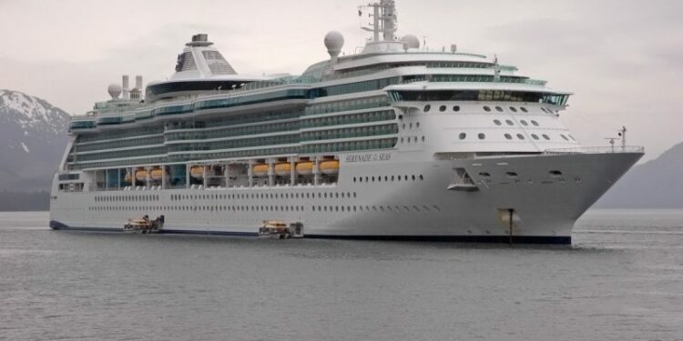 Serenade of the Seas es tercer crucero de Royal Caribbean que alberga tripulación con Covid-19