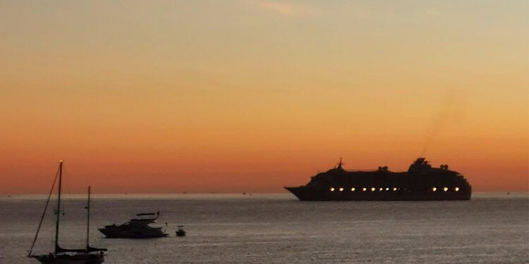 Sólo bajarán de los cruceros quienes no tengan Covid-19