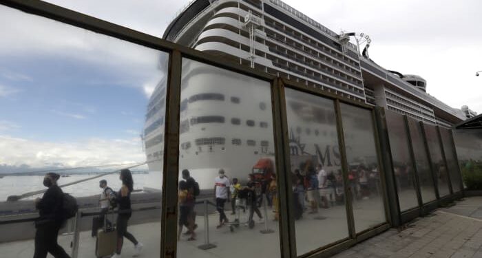 Suspenden cruceros por la variante ómicron