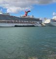 Dos cruceros, estacionados en el puerto de Miami, Florida, este martes 28 de diciembre.