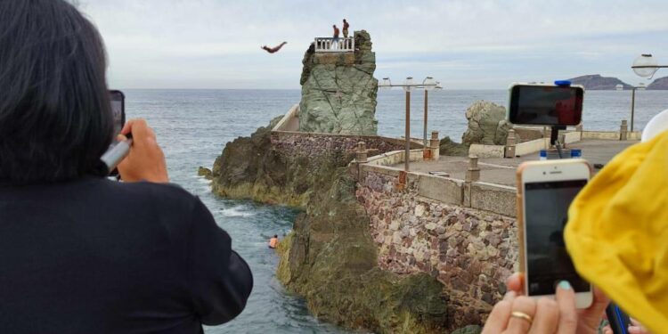 Turistas de crucero disfrutan de un espectáculo que les ‘roba el aliento’