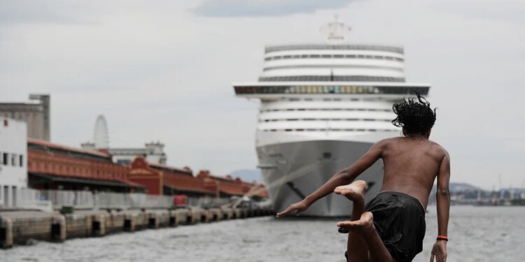 Un crucero atraca en Río de Janeiro con 33 positivos tras suspender la temporada