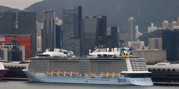 Un crucero con 2.500 personas fue obligado a regresar a Hong Kong para testear a nueve contactos estrechos de COVID