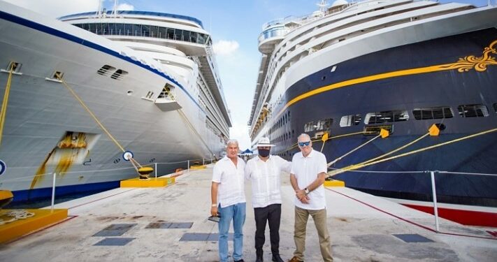 Empresarios de Atlantic International Cruises S.L. en Cozumel.
