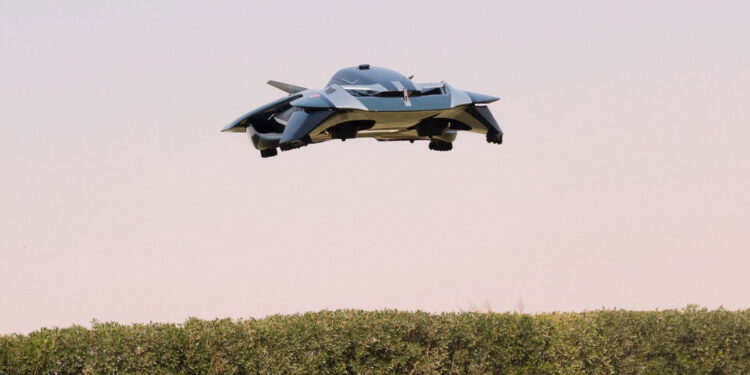 Una 'start-up' británica realiza un vuelo de prueba de su nuevo coche volador futurista, diseñado para viajes dentro de la ciudad (VIDEO)