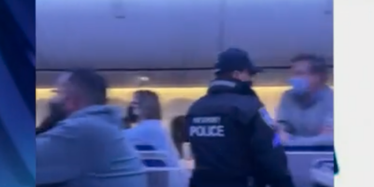 United Airlines: Vuelo internacional se devuelve después de que dos pasajeros intentaran colarse en coach