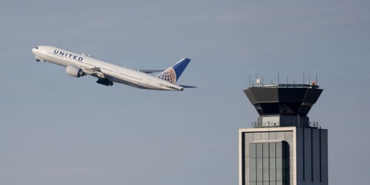United advierte que omicron retrasará la recuperación de los viajes y aumentará los costos