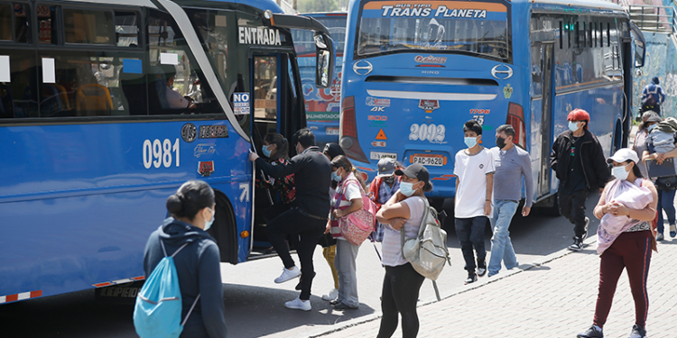 Usuarios apoyan pedido de carné de vacunación contra el covid en el bus