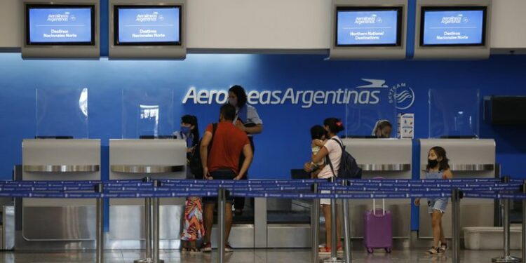 En las aerolíneas, las reprogramaciones pueden tener penalidades que van desde los 150 dólares