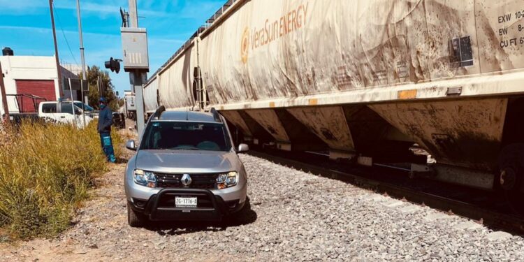 Vagones de Ferromex impactan a camioneta en el crucero San Fernando en Zacatecas – ZHN