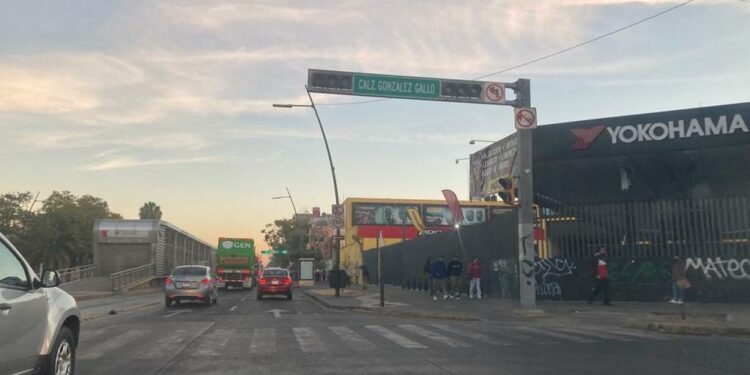 Varios cruceros de Calzada Independencia y Gobernador Curiel amanecen sin luz