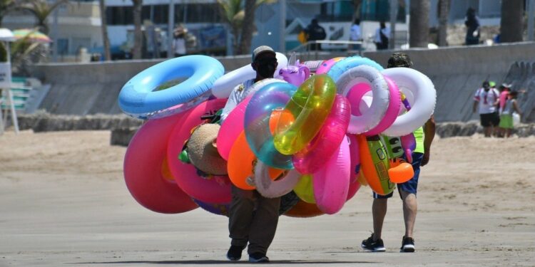 Vendedores de playa temen cancelación de cruceros en Mazatlán