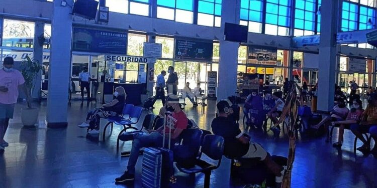de la terminal salen ocho colectivos por día