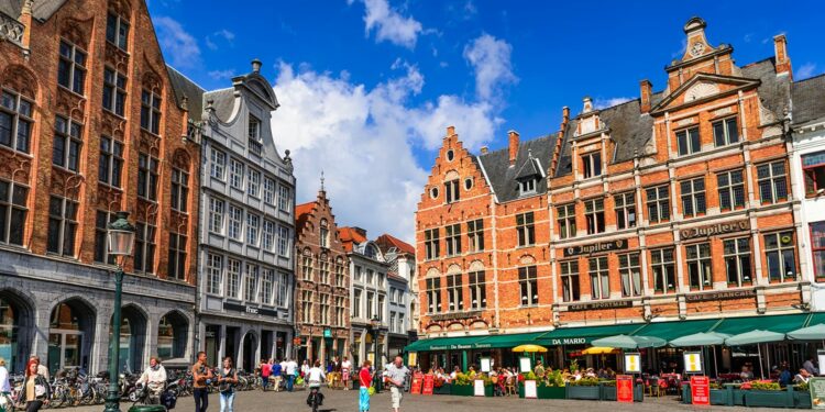 Casas antiguas en Markt, plaza del mercado medieval de Brujas (Brugge) en Bélgica