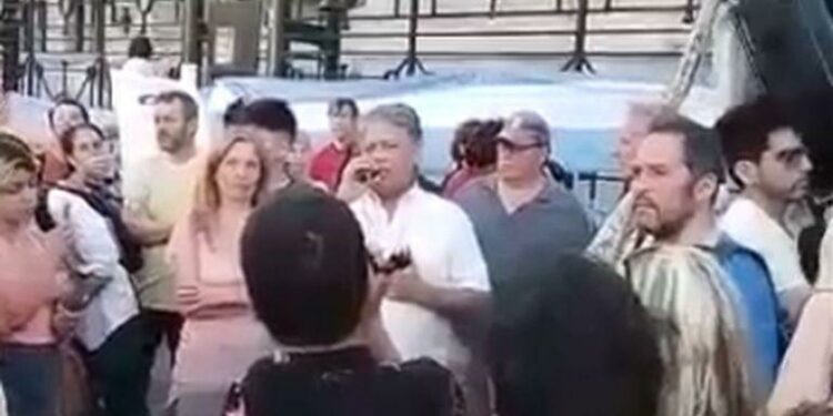 El fiscal Carlos Insaurralde habló en una marcha y pidió que la gente continúe la lucha "antivacunas"