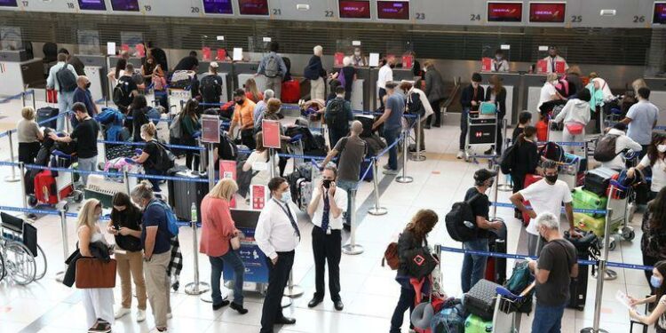 Recorrida por el aeropuerto de Ezeiza; covid-19; Ómicron; Coronavirus; turismo; Viajes; pasaporte Sanitario;
