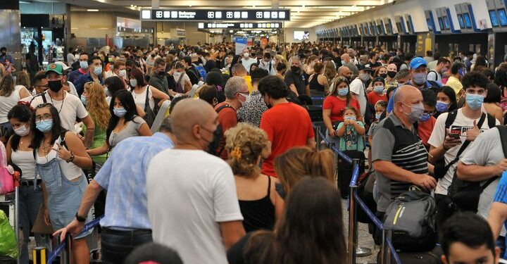 Aeroparque colapsado durante la primera quincena de enero. Foto Enrique García Medina