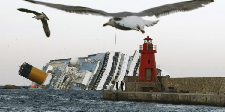 Foto tomada el 30 de enero del 2012 del crucero Costa Concordia, días después de naufragar frente a la isla de Giglio, en Italia. (Foto AP/Pier Paolo Cito)