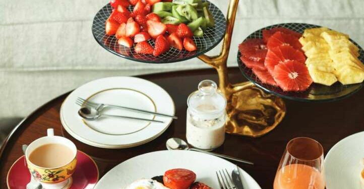 Si eres de los que cambia con gusto 10 minutos más de sueño por bandejas repletas de placeres dulces y salados, tortillas y crepes hechas al momento o fruta fresca cortada, sigue leyendo, te mostramos el mejor desayuno de hotel de cada capital del mundo.