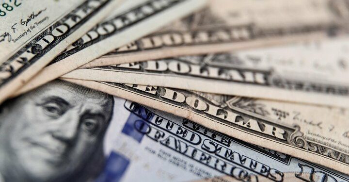 En medio del cepo al dólar, quienes viajan al exterior dudan entre pagar con tarjetas de crédito, débito o con efectivo. Foto: EFE.