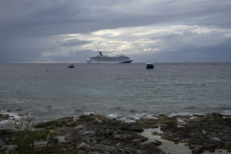 Un crucero surca las aguas de Cozumel, en Quintana Roo, frente a la zona donde se planea constuir un cuarto muelle de cruceros, el 22 de enero de 2022