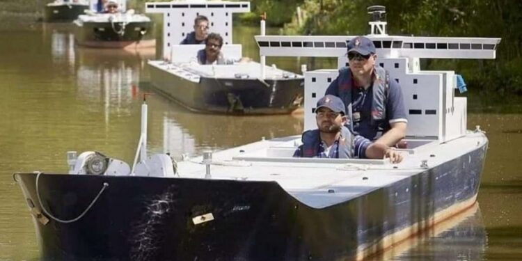 Así se entrenan los pilotos de grandes cargueros: con barcos en miniatura | Motor