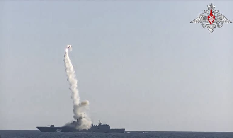 En esta foto tomada de un video distribuido por el Servicio de Prensa del Ministerio de Defensa de Rusia, un nuevo misil de crucero hipersónico Zircon es lanzado por la fragata Almirante Gorshkov de la armada rusa desde el Mar Blanco, en el norte de Rusia, Rusia, el lunes 19 de julio de 2021