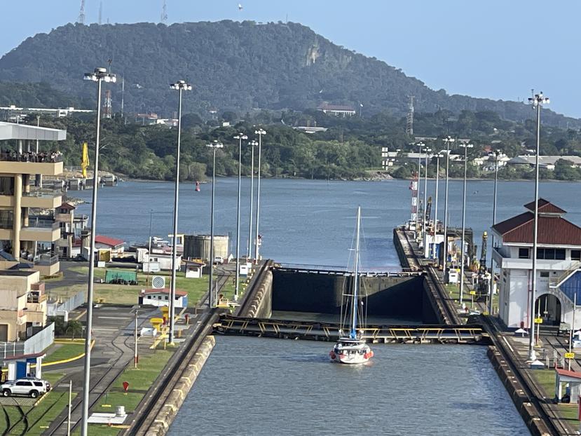 Una pequeña embarcación espera su turno en la esclusa de Miraflores. (Gregorio Mayí/ Especial para GFR Media)