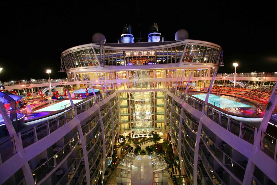 Allure of the Seas | De Royal Caribbean.  Su lanzamiento fue en el 2010. Tiene capacidad para 6,687 personas  y mide 1,187 pies de largo. Tiene 25 restaurantes.(GFR Media)