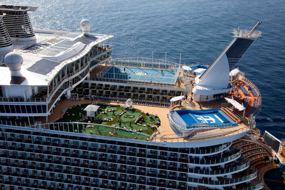 Oasis of the Seas | Pertenece a Royal Caribbean. Mide 1,187 pies de largo y soporta hasta 6,780 pasajeros. Fue lanzado en  el 2009. Incluye una zona de juagos acuáticos para niños. (GFR Media)