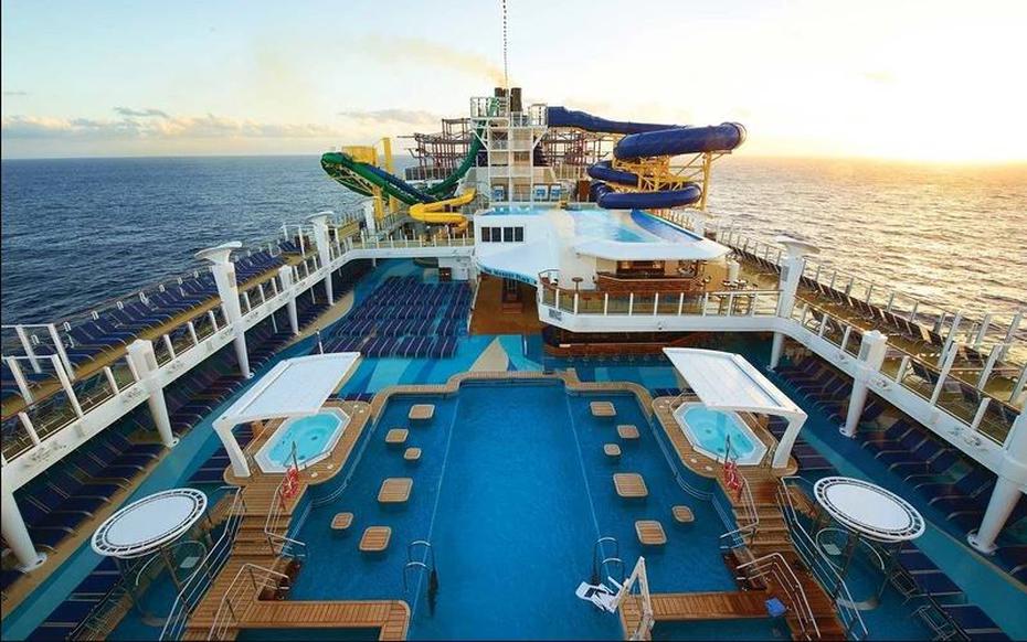 Norwegian Escape | De Norwegian Cruise Line. Mide 1,069 pies de largo y soporta hasta 4,266 pasajeros. Los aficionados a los cigarros tienen un Lounge exclusivo para su disfrute. (NCL)