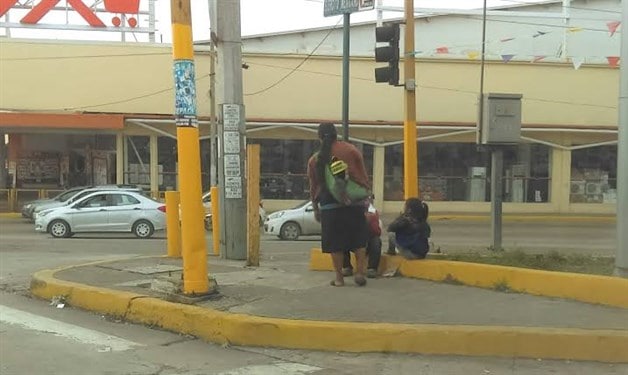 Explotan "Marias" a sus hijos los ponen a pedir limosna en cruceros