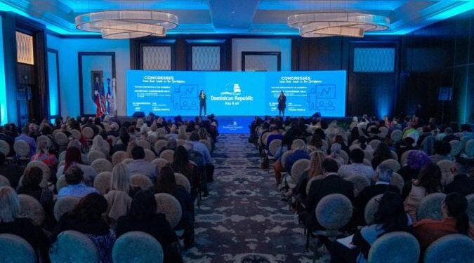 Collado se reúne con más de 300 turoperadores y agentes de viajes