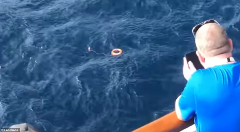 La tripulación arrojó salvavidas y bengalas al Golfo de México para marcar su posición en el agua (Crédito: Fox 8)