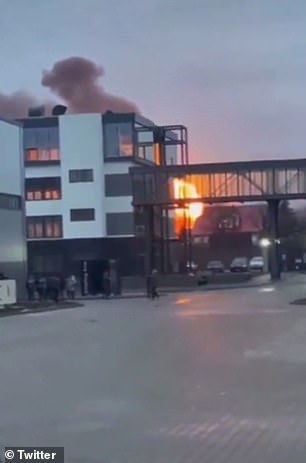 El edificio estalla en llamas antes de que una gran nube de humo oscuro se eleve sobre el área.