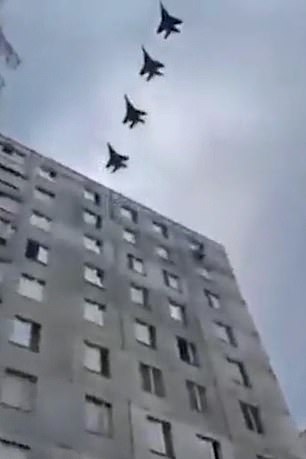 Cuatro aviones de combate sobrevuelan una ciudad en Ucrania