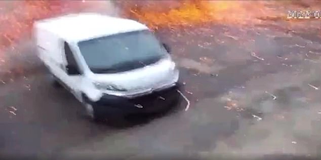 Este es el momento en que un ciclista transeúnte fue alcanzado por un proyectil cuando no alcanzó su objetivo en Uman, en la región ucraniana de Cherkasy.