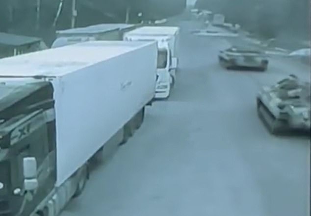 Las imágenes mostraron tanques entrando en Ucrania desde Bielorrusia después de que el dictador Alexander Lukashenko lanzara sus fuerzas a la lucha.