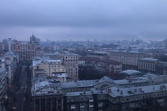El video filmado en la capital, Kiev, mostró sirenas aéreas aullando cuando los residentes se despertaron con una invasión rusa después de semanas de advertencias de que Putin estaba preparando un ataque por tierra, aire y mar.